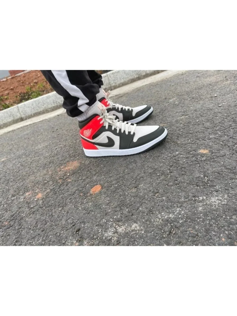 Nike Air Jordan 1 Mid SE Light Orewood Brown Sneakers Leather Size 6.5 Young 010 - Picture 2 of 16